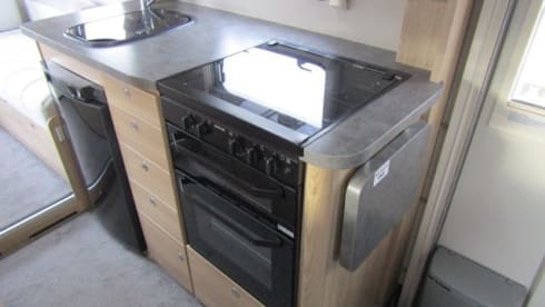 Darcy – Luxury 6 berth motorhome includes insurance and breakdown