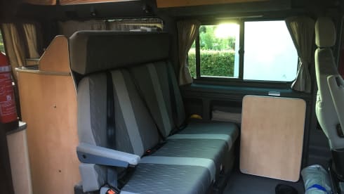 Nuggie – Nuggie wants to go, red Ford Transit nugget westfalia from 2006