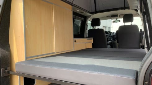 2p Volkswagen campervan uit 2015