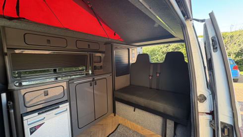 Rogue Six – Rogue Six – Topuitvoering Volkswagen T6.1 | Comfortabel & Stijlvol | Slaapplaatsen voor 4 personen