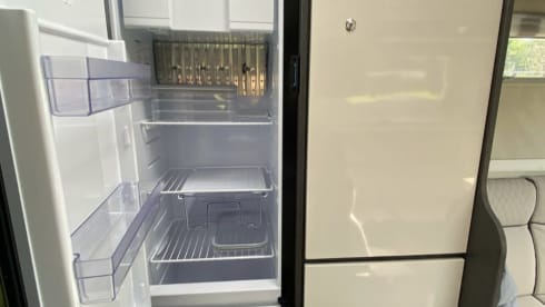 Luxurious new 6-person Roller Team Kronos Advance semi-integrated from 2024