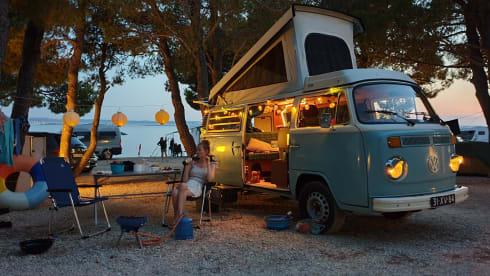 Brum – Volkswagen T2 baby blue with 6 cylinder