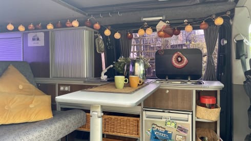 Bommeltje VW T5 met extra ruime leefruimte door verlengde versie. Uniek in de verhuur!  – VW T5 extended version with large lifting roof  