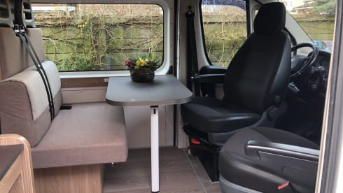 4-person Peugeot bus from 2017, sleeping 2 people