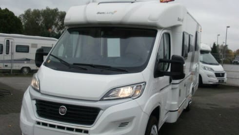 Sunliner – Semi-integrated with queen bed / 3.5 to / AHK 2000 kg