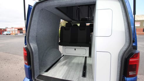 Eyore – Volkswagen campervan met 2 slaapplaatsen, vanaf bouwjaar 2022.