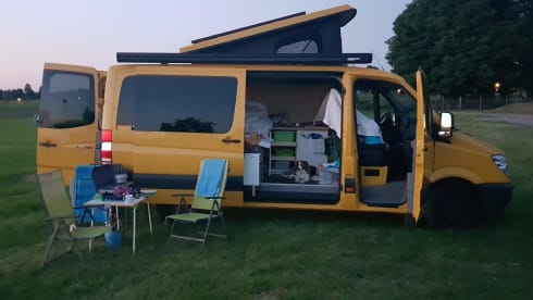 Tall people bus, our Yello Submarine