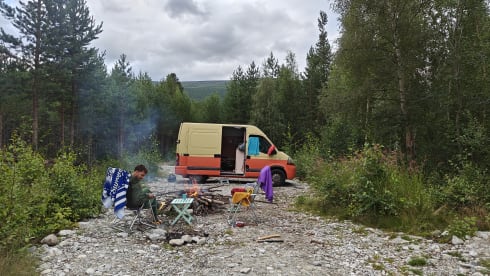 To the 'MOON' and back – Cozy 2p Renault campervan from 2004