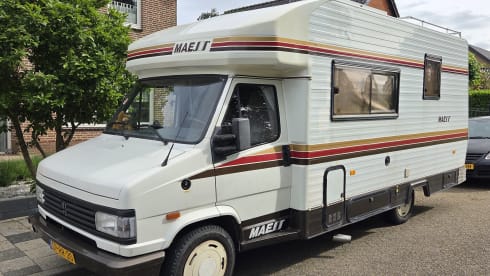 The Sassenach – Peugeot J5 Maess semi-integrated uit 1993