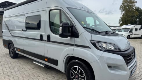 Hymer bus camper with WiFi, solar panel and length beds (2022)