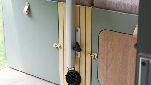 La Via – Camperbus Nissan NV400 L2H2 2personen gerenoveerd in 2023