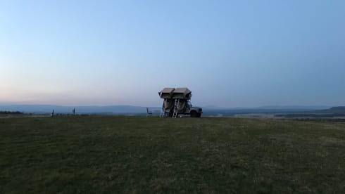 110 grijs – Land Rover Defender 110 with roof tent