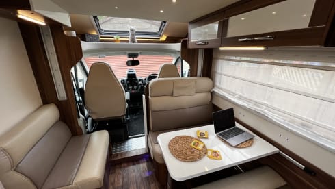 Rewind – Escapade familiale de luxe : camping-car moderne à 6 couchettes prêt pour l'aventure !