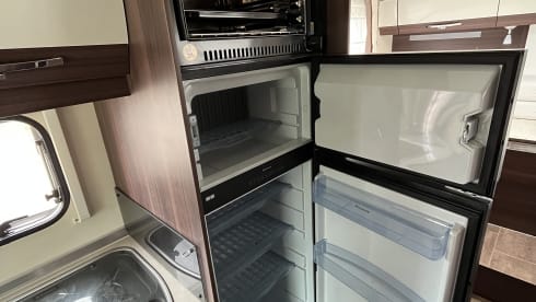 Joep – Luxe Bürstner camper > KINGSIZE BED  (TV-AIRCO-VRIJE KM)