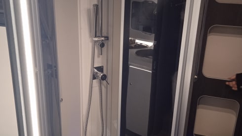 Roller Team 266 TL – Modern motorhome (2022) with luxurious queen-size bed and separate wellness area.