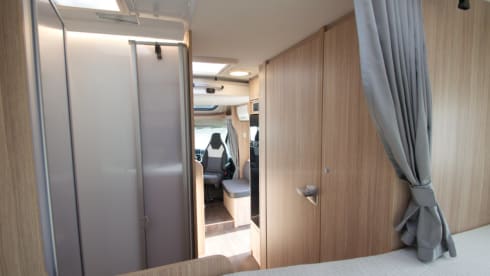 Sunlight T65 – Très beau camping-car Sunlight spacieux pour 4 personnes de 2023, beaucoup d'espace de rangement.
