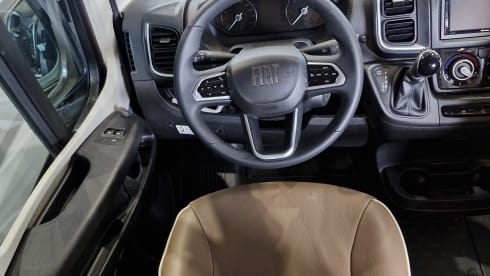 MOBILHOMIE – Campervan Burstner automatic met popup dak (4 slaapplaatsen)