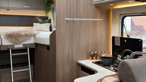 Making Memories 3 – 4persoons Ford Carado T447 half integraal uit 2025 met een Hefbed