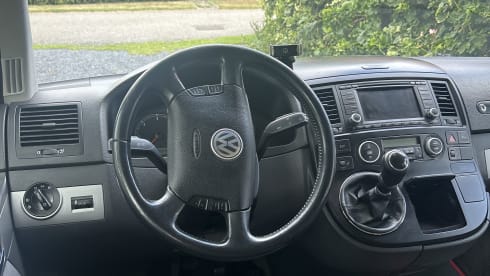 Tom – 4-person Volkswagen campervan from 2006