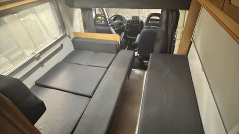 Sharky – 4p Ford Westfalia bus 