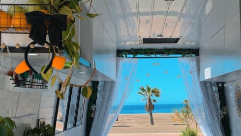 Very Spacious Luxury Off-Grid Camper – Freedom, Comfort & Adventure on Wheels!