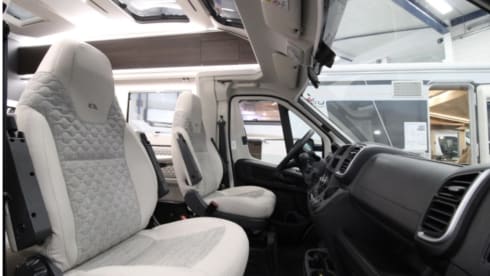 Compleet en zeer luxe uitgeruste 2 persoons (max 3) Adria Matrix Suprème 