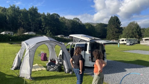 Jiggleypuff – Nissan campervan uit 2007 met 3 slaapplaatsen (klein gezin).