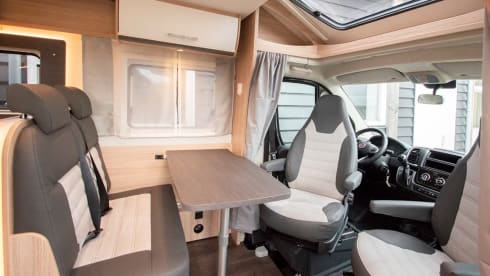 T69L – Hele mooie ruime 4 persoons Sunlight camper uit 2023, veel bergruimte.