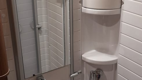 Luxury motorhome 4 persons automatic.