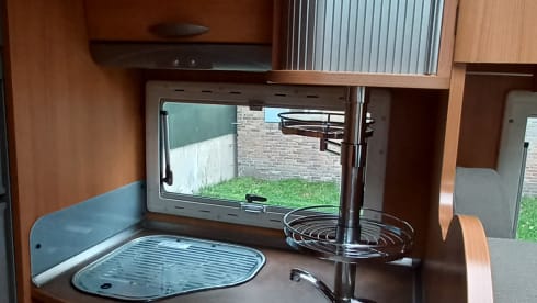 Super cozy spacious challenger eden 602 camper