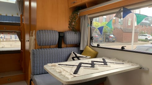 Hymer spacious 6p family camper with bunk beds