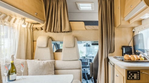 Alkoof King –  Fully equipped 6p camper with roof air conditioning and automatic leveling system
