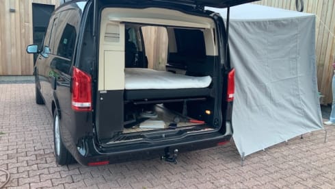 Belle Mercedes Vito, version polo Marco dans la Nieuwstraat