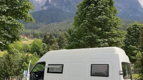 Ruth – Spacious, high 2p bus camper 