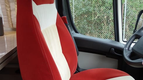 Moonlight – Wonderfully comfortable Bürstner semi-integrated motorhome