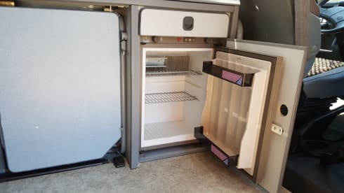 T4 Caravelle – Complete and compact Volkswagen T4 camper with 4 berths