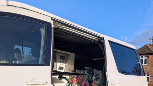 Alph – Cute Campervan 3 berth Toyota Alphard Auto