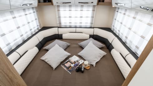 AutoRoller 747 – Luxury 6 Berth Motorhome