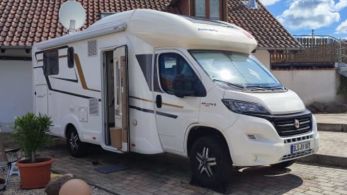 "Flieger" – Semi-integrated top mobile home Euramobil Profila RS ****