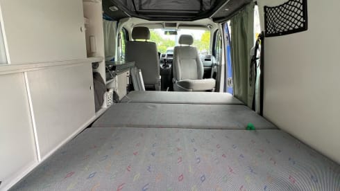 Billy – Cute 4p VW T5 Campervan with pop-up roof and complete equipment