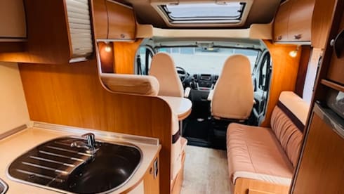 Huur deze mooie compacte camper inclusief gehele inboedel! – Fiat Ducato Bürstner Nexxo semi-integrated from 2010