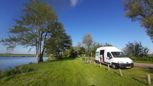 Hippiebus – Handmade really beautiful hippievan with solar panels