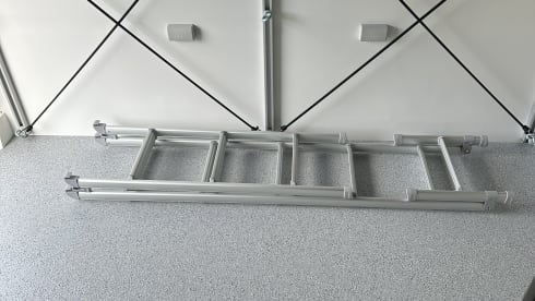 Location de camping-car semi-intégré de luxe Benimar – automatique – 5 places – 2026