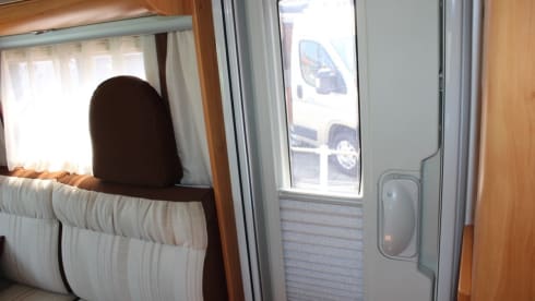 4-5 person Adria Coral S-680 SP