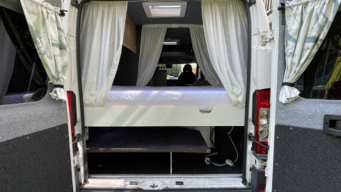 QPO "Zo wijd de wereld strekt"        " – Reliable and well-maintained bus camper.