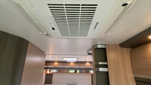 Knaus – Luxury KNAUSS, self-sufficient, length beds, 2x air conditioning, solar, XXL garage. 