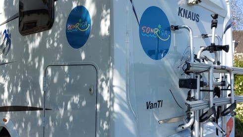 SONRISA – Mettiti in viaggio con 'Sonrisa': il nostro colorato Knauscamper 2p (automatico)!)!