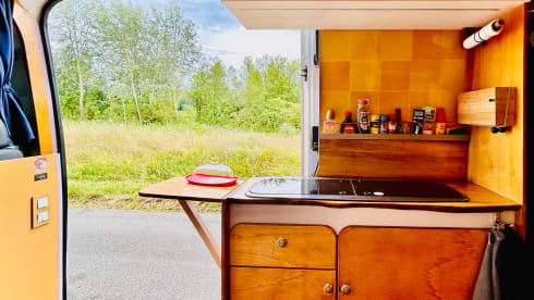Gustav 🚐🏕️ – Vintage off-grid Sprinter campervan