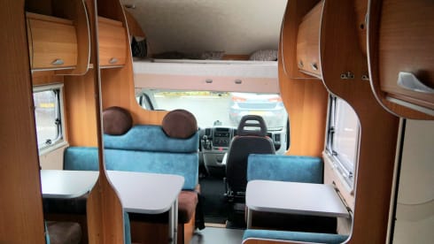McLouis – Neat 6 person McLouis alcove camper with bunk bed