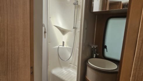 Adventurous and mega comfort with this 6-person Challenger alcove from 2012